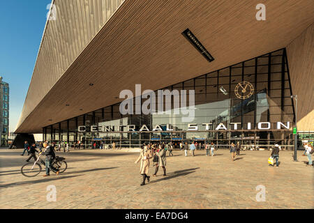 Eingang zum Hauptbahnhof von Rotterdam, befindet sich am Bahnhofsplatz, neu gebaut und im März 2014 wieder eröffnet. Stockfoto