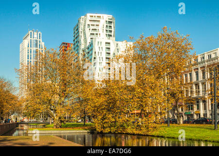 Farben des Herbstes entlang Westersingel und '' Calypso'', moderne Architektur in den Hintergrund, Rotterdam, Südholland, Niederlande Stockfoto