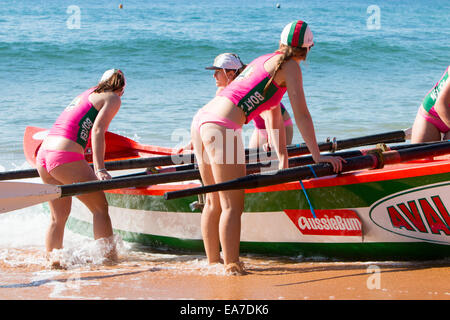 Rettungs-Boot-Rennen beginnt am Bilgola Strand surfen Sydney 14/15 Surfclub für die Sommersaison, Sydney, Australien Stockfoto