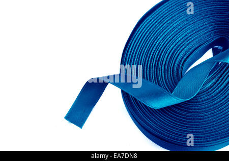 Blue Ribbon Roll auf weißem Hintergrund Stockfoto