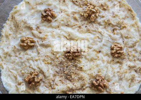 Gullac, türkische traditionelle Milch Dessert mit Walnuss auf hölzernen Hintergrund Stockfoto