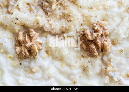 Gullac, türkische traditionelle Milch Dessert mit Walnuss auf hölzernen Hintergrund Stockfoto