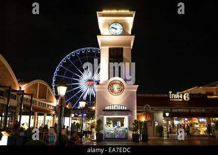 Am Flussufer Stadt quadratische Nachtmarkt in Bangkok, Thailand Stockfoto