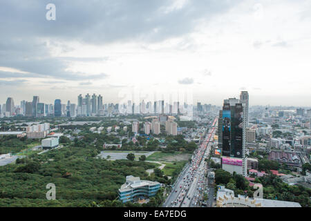 Skyline von Bangkok Lumpini Park Stockfoto