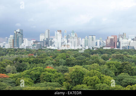 Skyline von Bangkok Lumpini Park Stockfoto