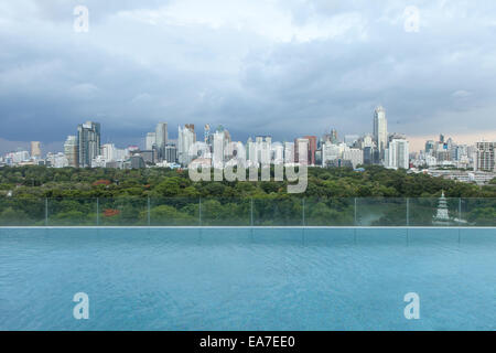 Skyline von Bangkok Lumpini Park Stockfoto