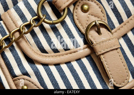 Details der blau-weiß gestreiften Taschen Stockfoto