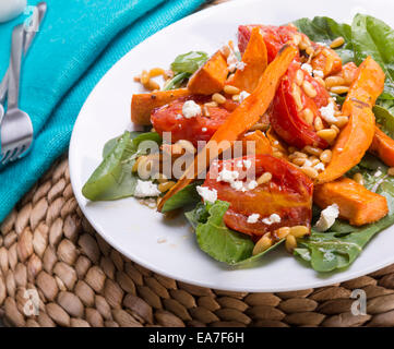 Braten Sie-Kürbis-Salat mit Tomaten, Pinienkerne, Schafskäse und dressing Stockfoto