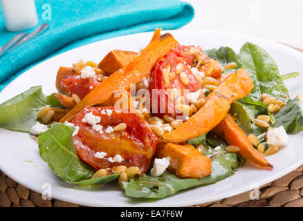 Braten Sie-Kürbis-Salat mit Tomaten, Pinienkerne, Schafskäse und dressing Stockfoto