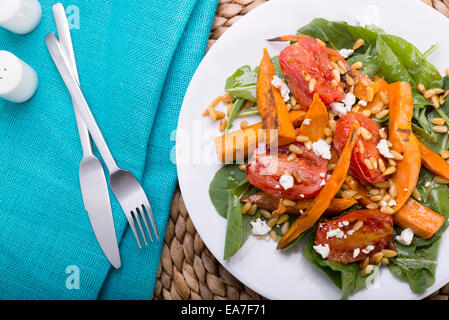 Braten Sie-Kürbis-Salat mit Tomaten, Pinienkerne, Schafskäse und dressing Stockfoto