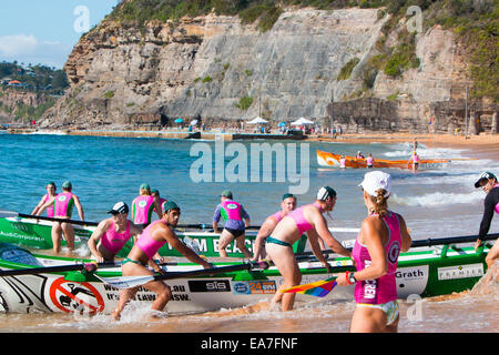 Rettungs-Boot-Rennen beginnt am Bilgola Strand surfen Sydney 14/15 Surfclub für die Sommersaison, Sydney, Australien Stockfoto