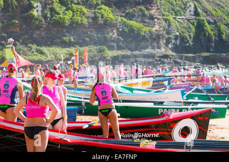 Am bilgola Strand sydney beginnen die 14/15 Surf Club Surf Rettungsbootrennen für die Sommersaison, Sydney, NSW, Australien Stockfoto