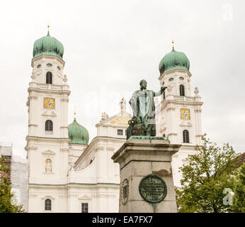 Denkmal von König Max (erbaut 1826) vor St. Stephans Kathedrale von Passau Stockfoto