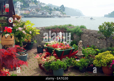 Dartmouth Garten neben dem Fluss Dart mit Blick aufs Meer Dartmouth Devon South West England UK Stockfoto