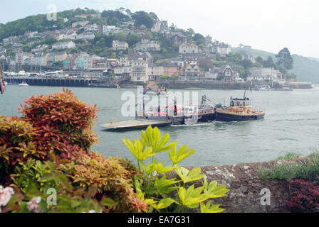 Dartmouth Garten neben dem Fluss Dart mit Blick über den Fluss nach Kingswear Devon South West England UK Stockfoto