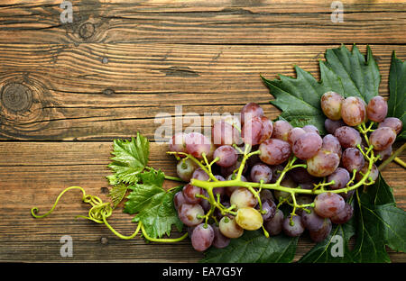 Weintraube auf hölzernen Hintergrund Stockfoto