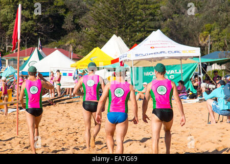 Rettungs-Boot-Rennen beginnt am Bilgola Strand surfen Sydney 14/15 Surfclub für die Sommersaison, Sydney, Australien Stockfoto