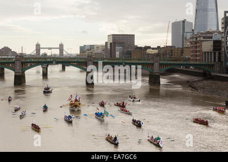 London, UK. 8. November 2014. Der Oberbürgermeister Tag 2014 beginnt mit der Fluss Festzug, eine Reise auf dem Fluss Themse Antritt in der Nähe von Westminster Bridge und flussabwärts Reisen Tower Bridge passieren. Bildnachweis: Cecilia Colussi/Alamy Live-Nachrichten Stockfoto