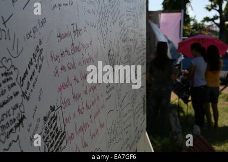 Palo, Philippinen. 8. November 2014. Eine Wand, die den Opfern, die umgekommen in San Joaquin, Palo, Leyte sind gewidmet ist in der Nähe der Gräber der Opfer angezeigt. San Joaquin in Palo, Leyte ist eines der härtesten Kollisionsbereich durch Taifun Haiyan vor einem Jahr. Mit Sturmfluten erreicht angeblich zwanzig Fuß starben Hunderte von Menschen während der ersten Stunde des Sturms. Bildnachweis: J Gerard Seguia/Pacific Press/Alamy Live-Nachrichten Stockfoto