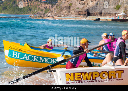 Rettungs-Boot-Rennen beginnt am Bilgola Strand surfen Sydney 14/15 Surfclub für die Sommersaison, Sydney, Australien Stockfoto