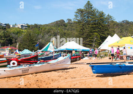 Rettungs-Boot-Rennen beginnt am Bilgola Strand surfen Sydney 14/15 Surfclub für die Sommersaison, Sydney, Australien Stockfoto