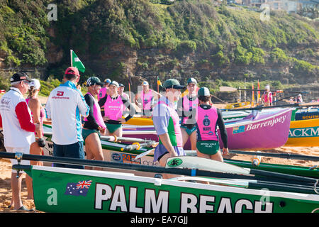 Rettungs-Boot-Rennen beginnt am Bilgola Strand surfen Sydney 14/15 Surfclub für die Sommersaison, Sydney, Australien Stockfoto