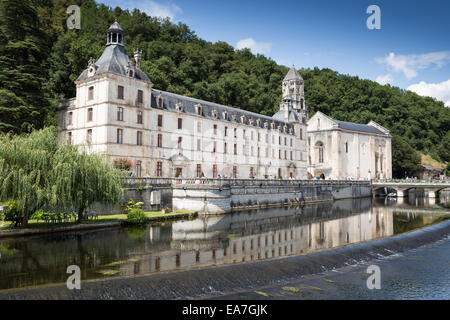 Die Benediktiner Abtei Abbaye Saint-Pierre de Brantôme und seine Glocke Turm entlang dem Fluss Dronne, Dordogne, Aquitaine, Frankreich Stockfoto