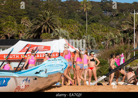 Rettungs-Boot-Rennen beginnt am Bilgola Strand surfen Sydney 14/15 Surfclub für die Sommersaison, Sydney, Australien Stockfoto