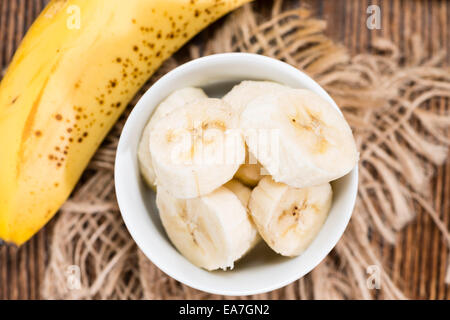 Bananenstücke in einer Schüssel (Nahaufnahme) mit einigen frischen Früchten Stockfoto