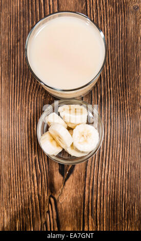 Frisch gemacht Bananensaft in einem Glas (auf hölzernen Hintergrund) Stockfoto