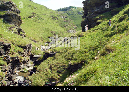 Paar zu Fuß auf Weg durch Rocky Valley an der Küste zwischen Tintagel & Boscastle North Cornwall South West England UK Stockfoto