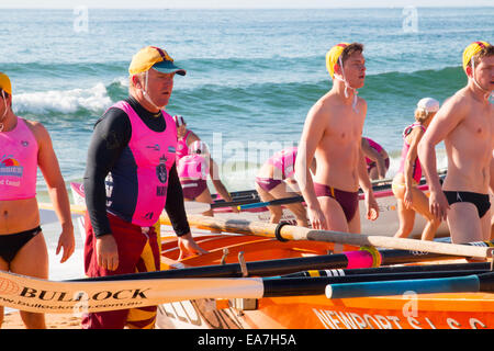 Am bilgola Strand sydney beginnen die 14/15 Surf Club Surf Rettungsbootrennen für die Sommersaison, Sydney, NSW, Australien Stockfoto