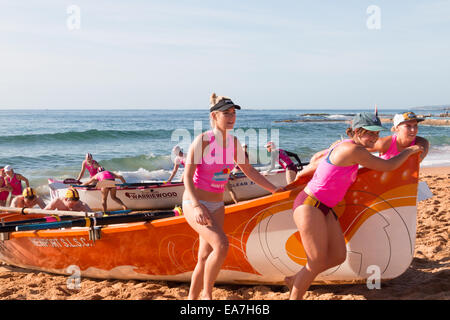 Rettungs-Boot-Rennen beginnt am Bilgola Strand surfen Sydney 14/15 Surfclub für die Sommersaison, Sydney, Australien Stockfoto