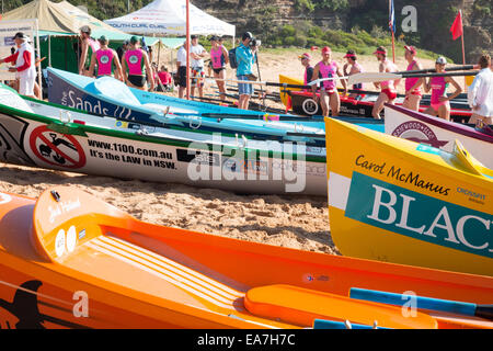 Rettungs-Boot-Rennen beginnt am Bilgola Strand surfen Sydney 14/15 Surfclub für die Sommersaison, Sydney, Australien Stockfoto