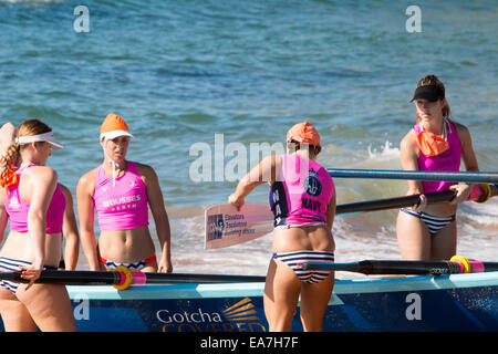 Rettungs-Boot-Rennen beginnt am Bilgola Strand surfen Sydney 14/15 Surfclub für die Sommersaison, Sydney, Australien Stockfoto