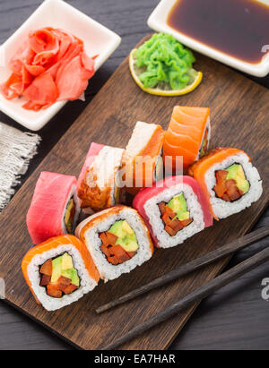 Regenbogen-Sushi roll mit Lachs, Thunfisch und Aal Stockfoto