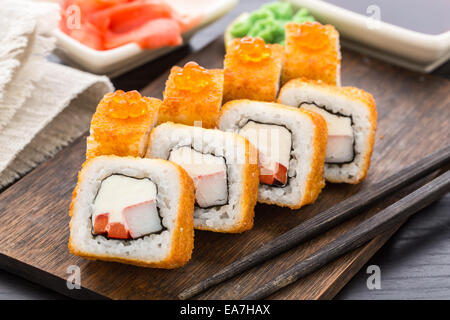 Frittierte Sushi-Rolle mit Garnelen und Kaviar Stockfoto