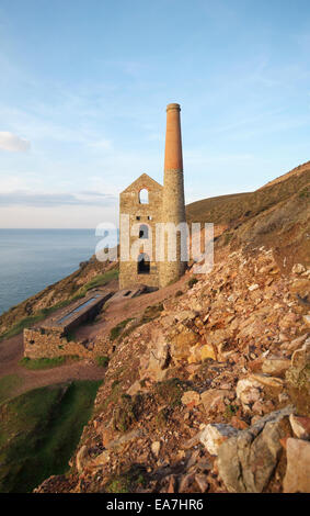 Towanroath Welle Pumpen Haus Ruine Teil des Motors der Wheal Coates Zinnmine auf den Norden Cornish Klippen von der Küstenweg zur Kapelle Stockfoto