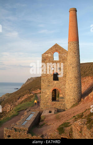 Towanroath Welle Pumpen Haus Ruine Teil des Motors der Wheal Coates Zinnmine auf den Norden Cornish Klippen von der Küstenweg zur Kapelle Stockfoto