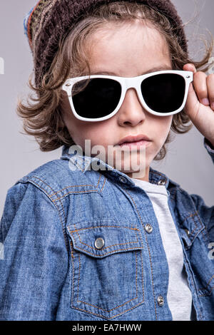 Kleiner Junge trendige weiße Sonnenbrille Mode Stockfoto