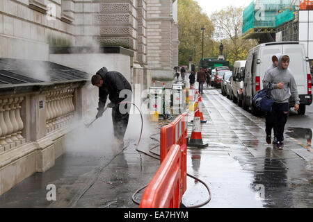 Westminster, London, UK. 8. November 2014. Kredit-Reiniger von Westminster Rates Gebrauch macht Schläuche Teil der Gebäude des Bundes vor Erinnerung Sonntag reinigen: Amer Ghazzal/Alamy Live-Nachrichten Stockfoto