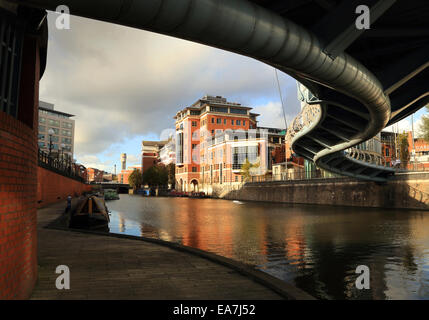 Stadtlandschaft von den Docks in Tempel Kais in Bristol Tempelbezirk Abend Licht, fotografiert von unten Temple Quay Brücke Stockfoto