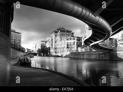 Stadtlandschaft von den Docks in Tempel Kais in Bristol Tempelbezirk Abend Licht, fotografiert von unten Temple Quay Brücke Stockfoto