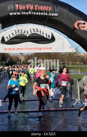 Glasgow, Schottland. 8. November 2014. Läufer in der Movember, Mens Gesundheit Bewusstsein Spaß laufen in Glasgow Green. Stockfoto