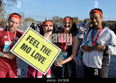 Glasgow, Schottland. 8. November 2014. Läufer in der Movember, Mens Gesundheit Bewusstsein Spaß laufen in Glasgow Green. Stockfoto