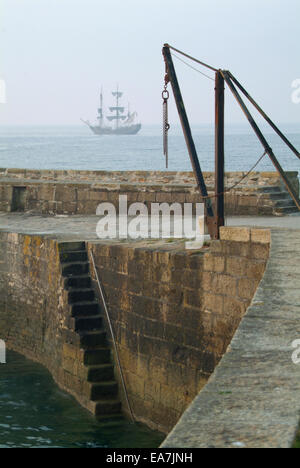 Große Schiff Segel halb entrollten direkt vor der Küste verankert in St Austell Bay vor Eingang zum Hafen von Charlestown auf der Süd-Mais Stockfoto