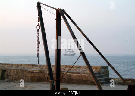 Große Schiff Segel halb entrollten direkt vor der Küste verankert in St Austell Bay vor Eingang zum Hafen von Charlestown auf der Süd-Mais Stockfoto