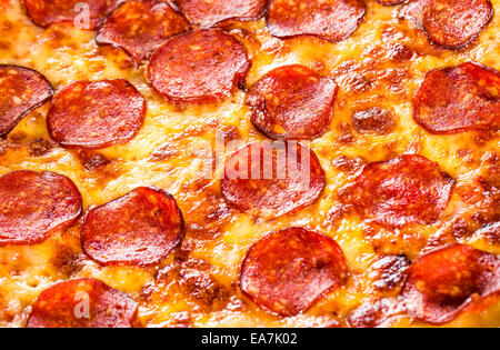 Appetitlich Hintergrund Peperoni Pizza Closeup füllen der Rahmen. Stockfoto