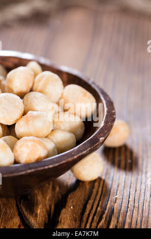 Teil Macadamia Nüsse (geröstet und gesalzen) auf hölzernen Hintergrund Stockfoto