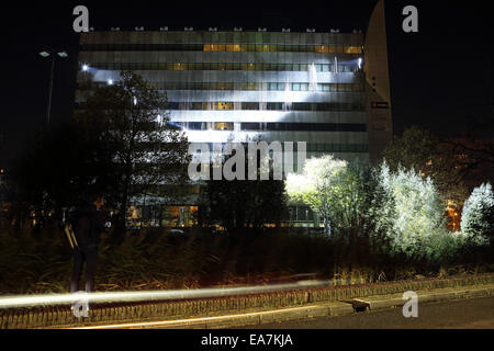 Eindhoven, Niederlande. 7. November 2014. "Statemachine kinetische Licht-Skulptur" von Michel Suk auf DELA-Gebouw, eine der Installationen in den Glow-Festival des Lichts in Eindhoven, Niederlande. Die neunte Ausgabe des Glühens läuft vom 08. bis 15. November 2014 und hat das Thema "Stadt in Bewegung". Bildnachweis: Stuart Forster/Alamy Live-Nachrichten Stockfoto